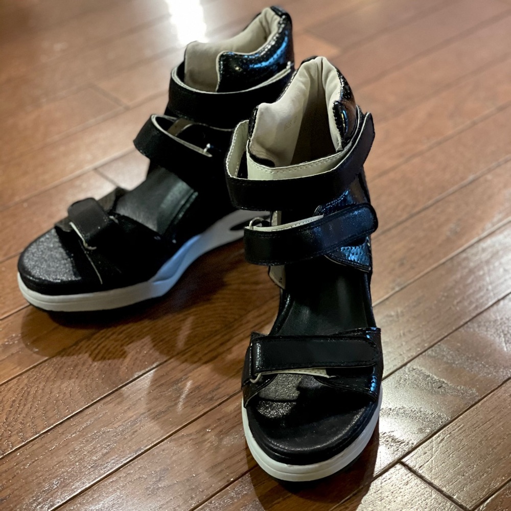 High top sneakers wedge/blk&ptn/ size 39/ us8-8.5